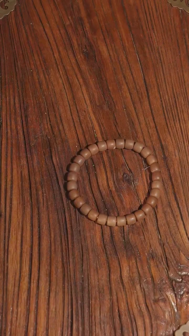 颈饰未镶嵌和田玉糖料手串