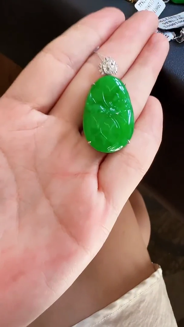 颈饰18K金镶嵌翡翠荷叶