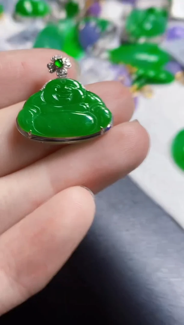 颈饰18K金镶嵌翡翠佛