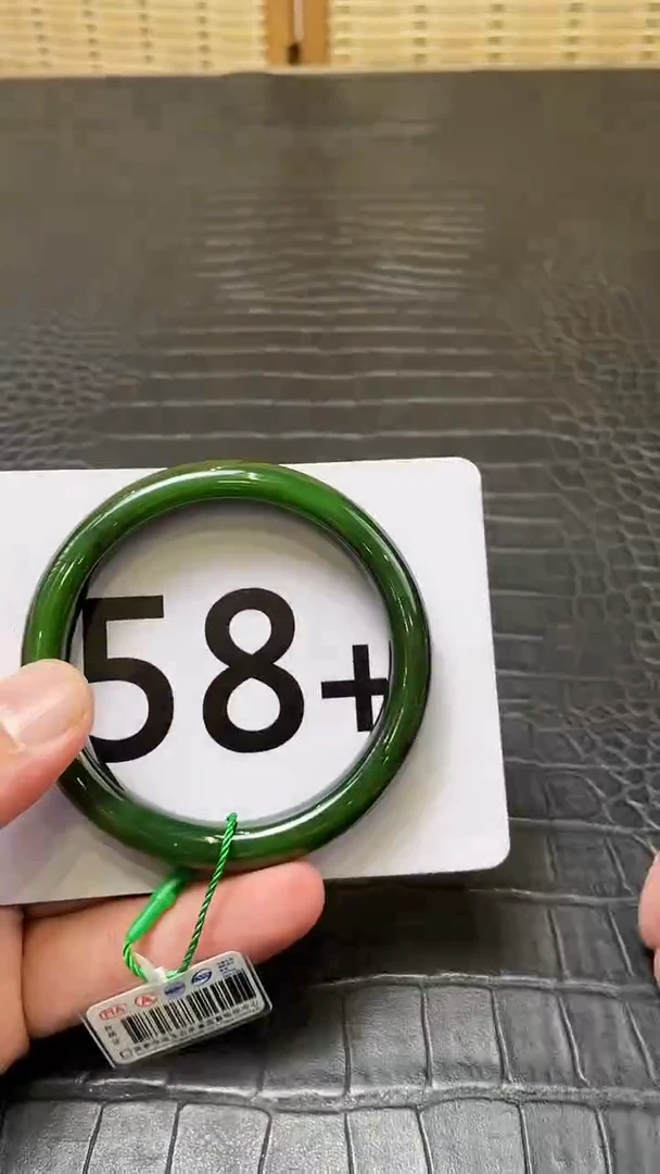 和田玉（碧玉）手镯未镶嵌一个