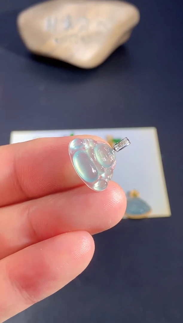 颈饰18K金镶嵌翡翠