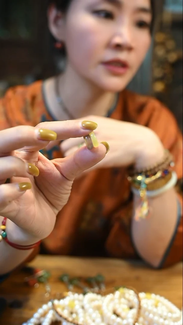 未镶嵌琥珀裸石黄色和烟紫各一个