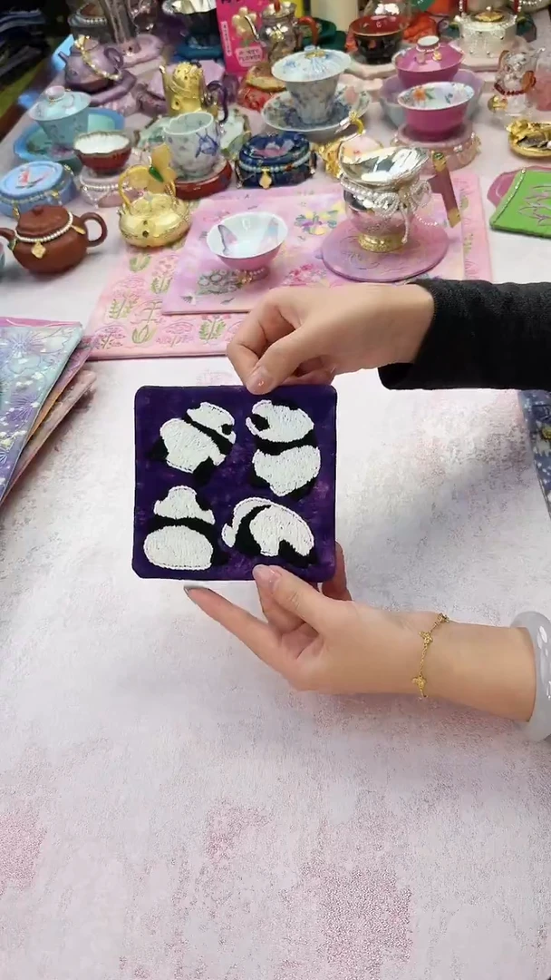 66孤品 熊猫刺子绣杯垫