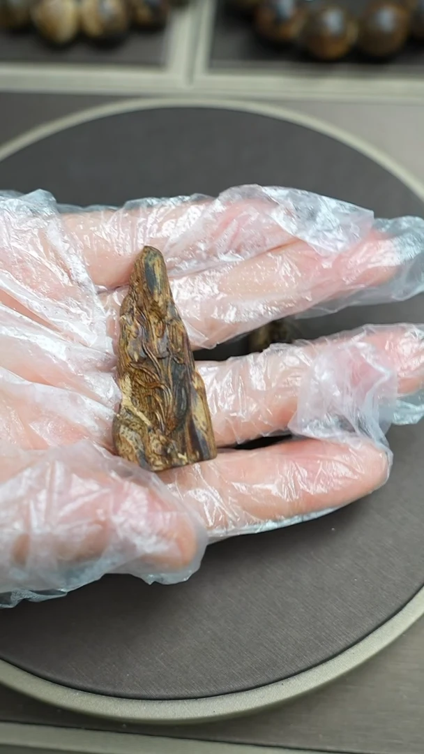 沉香吊坠沉水芽庄沉香白奇楠吊坠2.9克