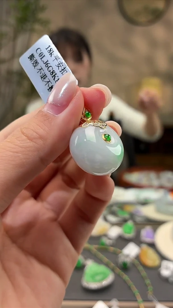 颈饰18K金镶嵌翡翠平安扣