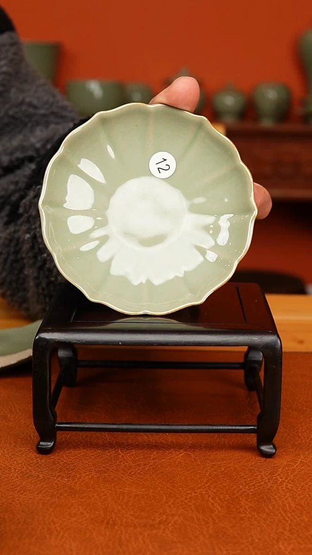 越窑秘色瓷小花口盘二级品