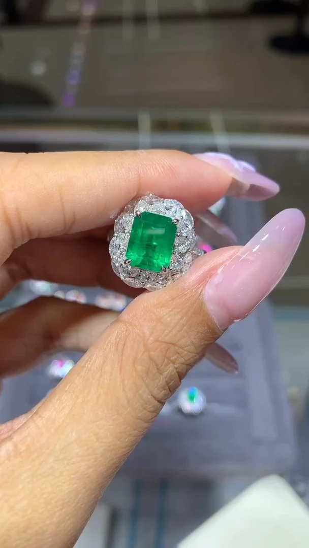 18K金镶嵌戒指祖母绿2.4CT