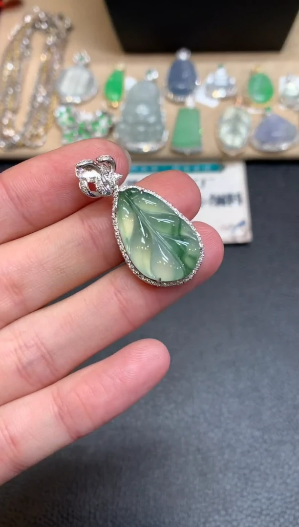 【闪购商品】翡翠颈饰18K金镶嵌叶子【无服务费】