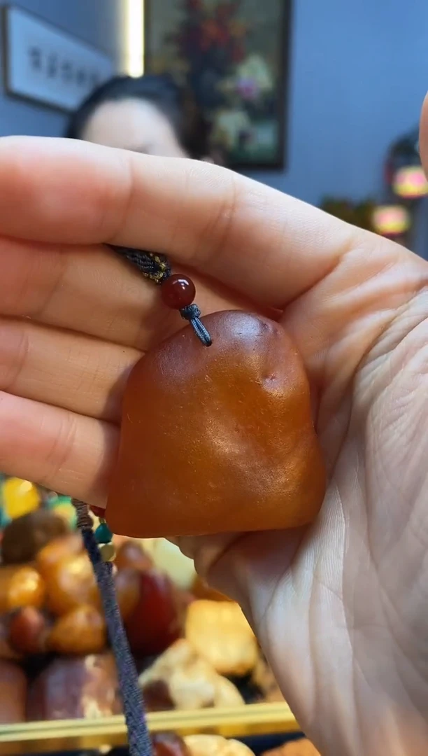 未镶嵌颈饰琥珀吊坠