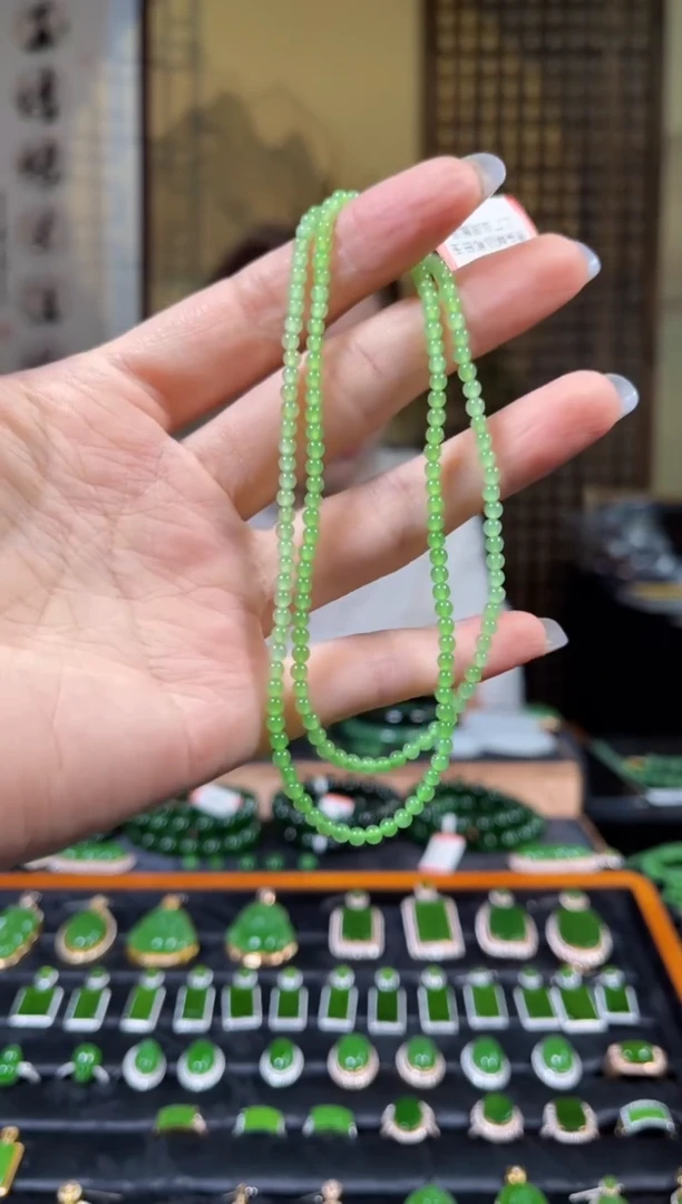 颈饰未镶嵌和田玉（碧玉）±3+mm苹果绿项链