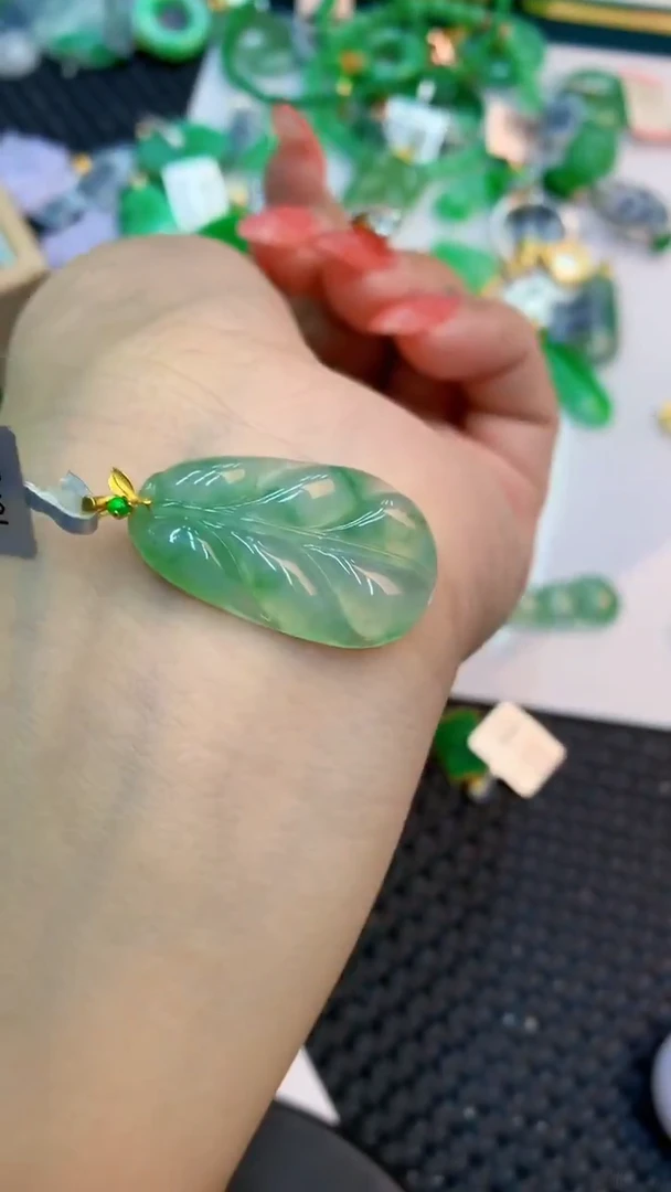 颈饰18K金镶嵌翡翠1