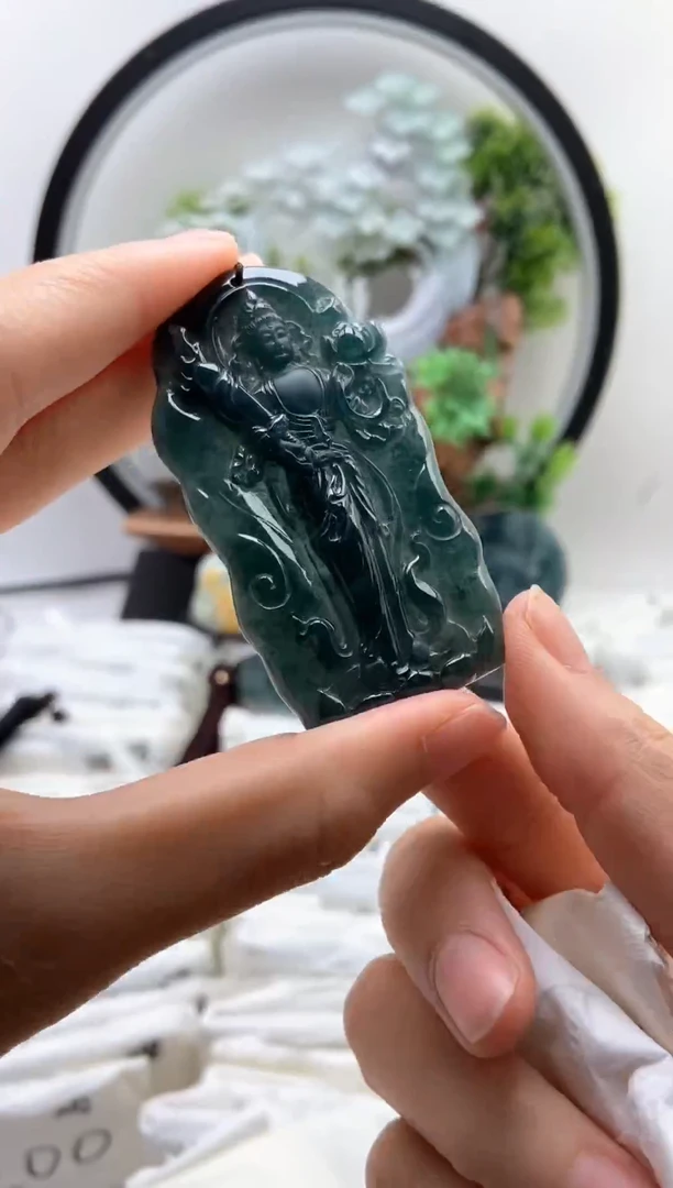 翡翠未镶嵌颈饰虚空藏