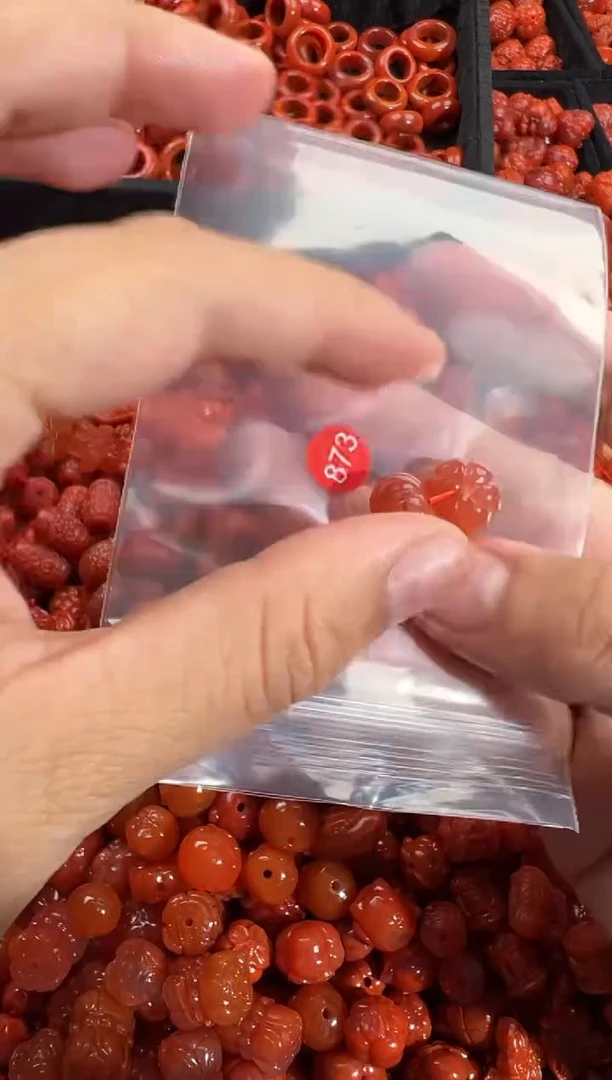 南红玛瑙未镶嵌颈饰1