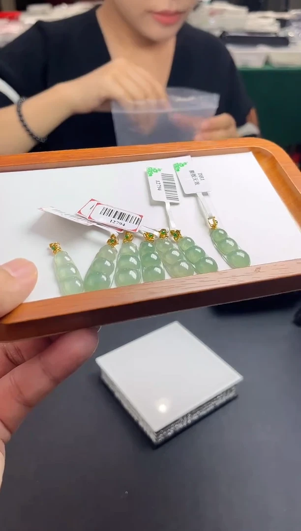 颈饰18K金镶嵌翡翠12794天然翡翠A货【豆子】多样性发一个