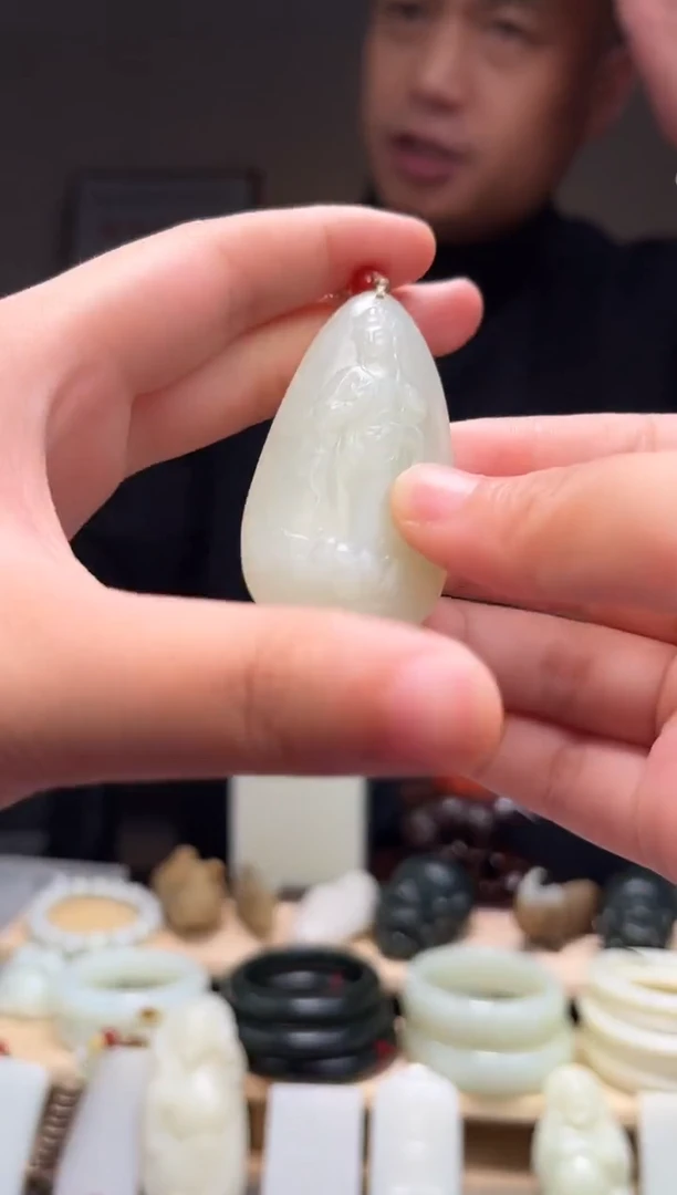 颈饰未镶嵌和田玉吊坠