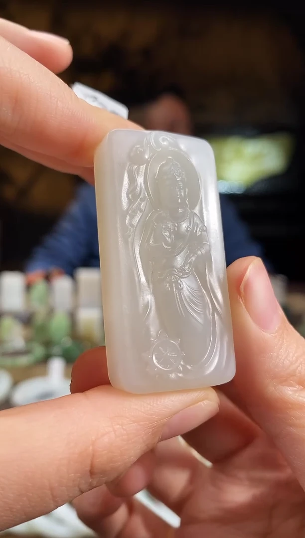 颈饰未镶嵌和田玉且末暖白 站观音