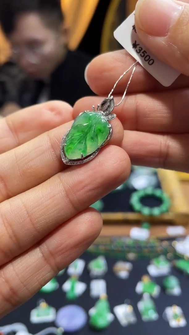 颈饰18K金镶嵌翡翠叶子