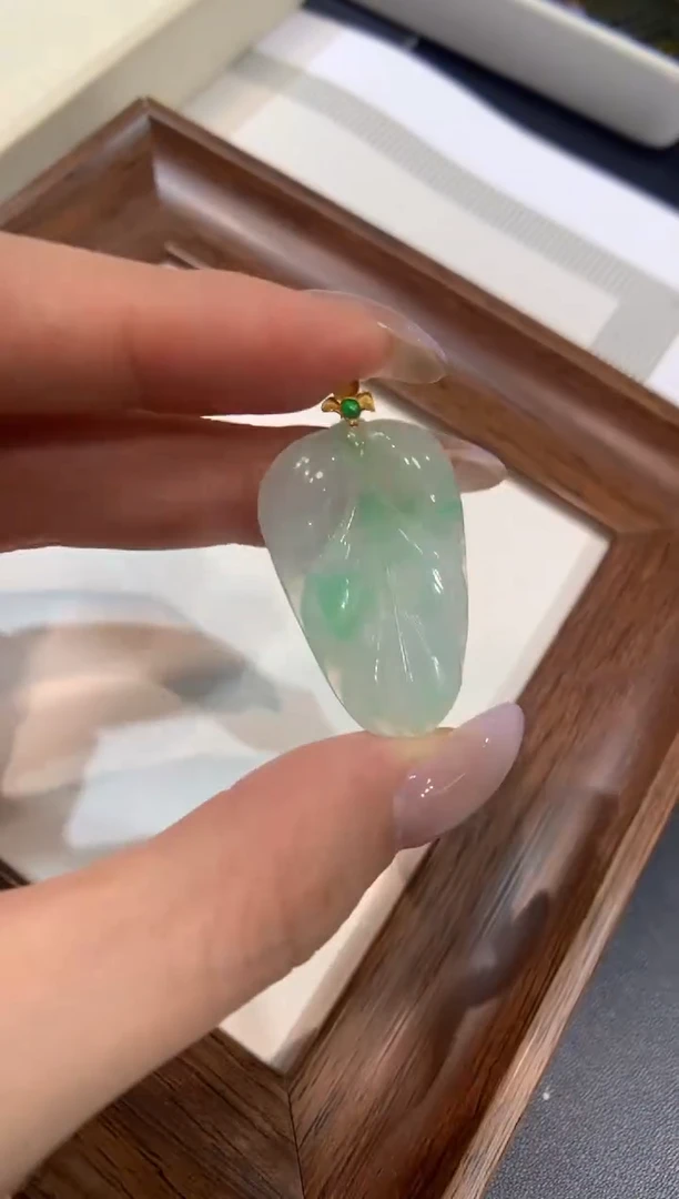 颈饰18K金镶嵌翡翠叶子