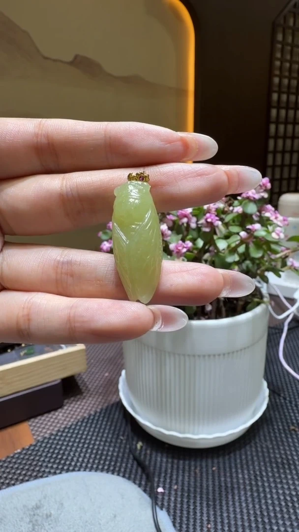 颈饰18K金镶嵌和田玉挂件