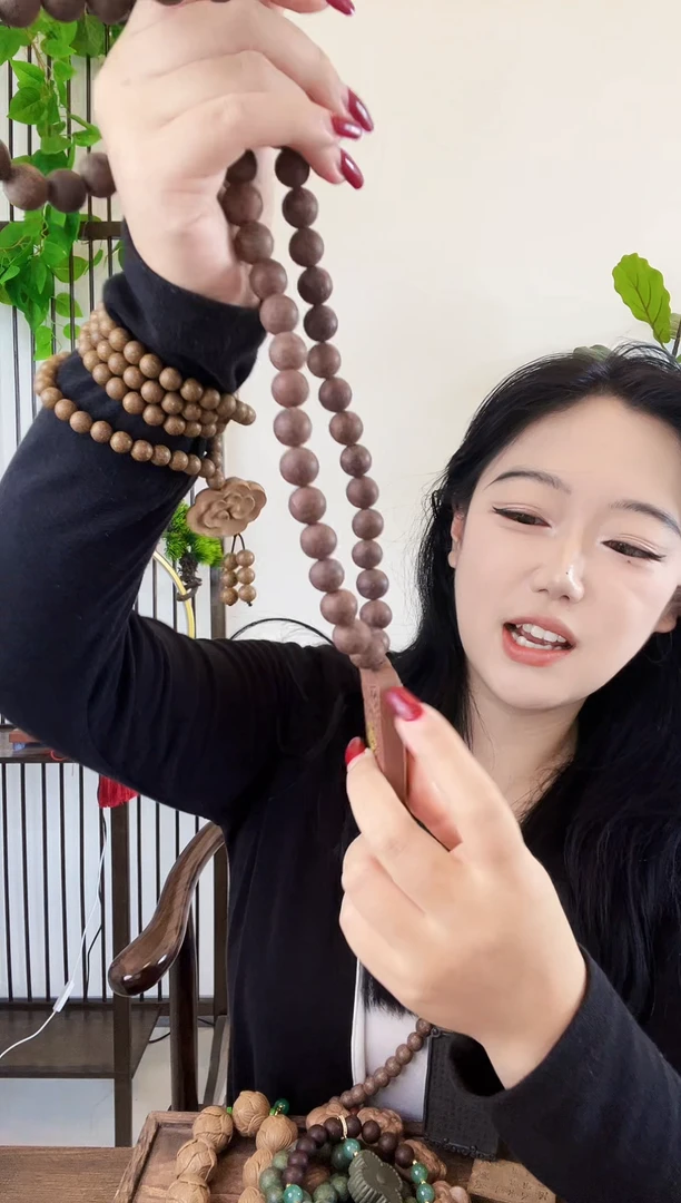 泥塑抱朴加金颜加红麝脖挂