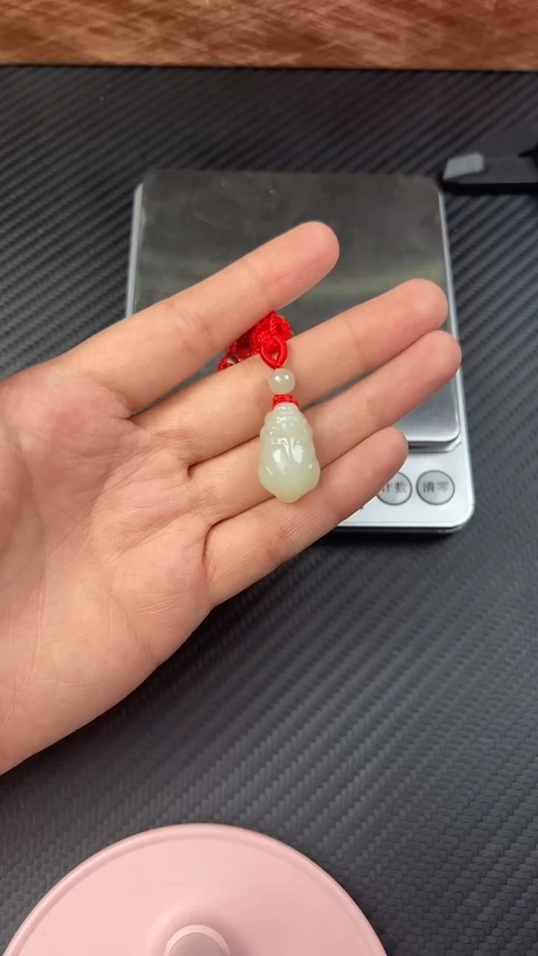 【闪购商品】和田玉吊坠(赠链)未镶嵌且末微色差近矿