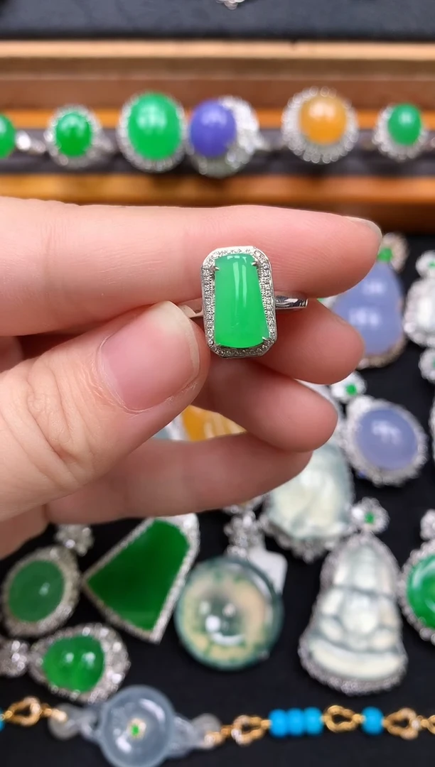 18K金镶嵌戒指翡翠翡翠