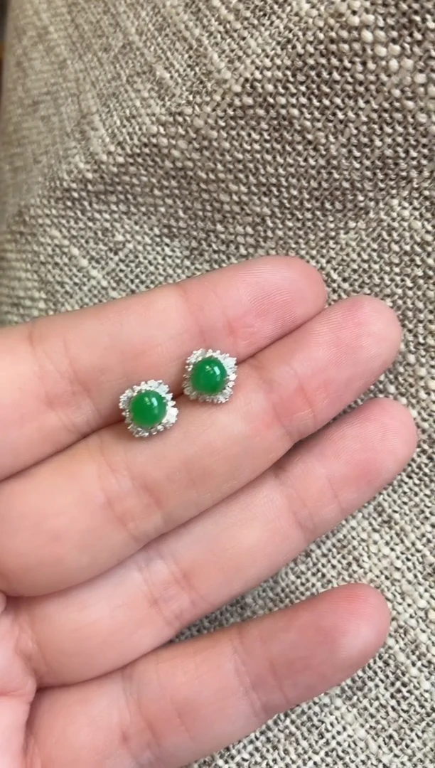 颈饰18K金镶嵌翡翠耳钉