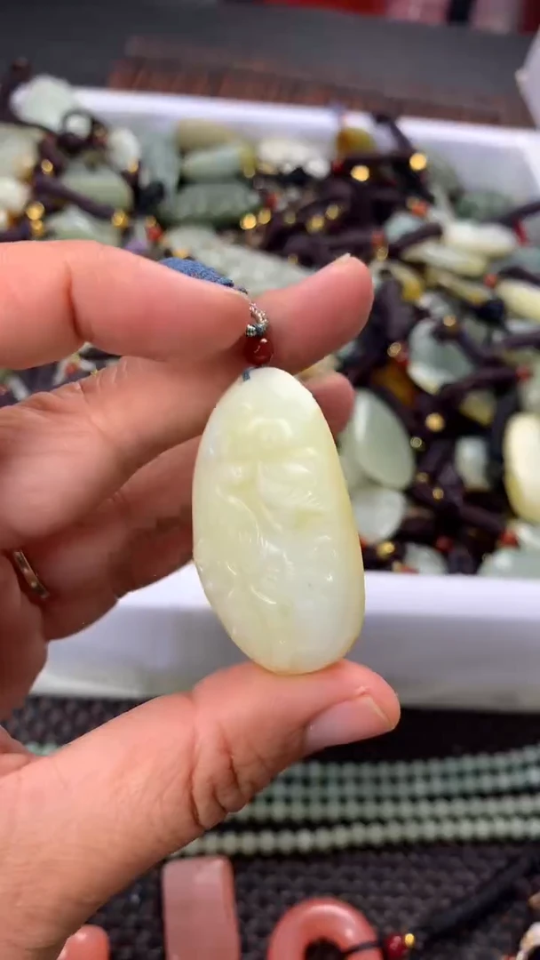 【闪购商品】和田玉颈饰未镶嵌多样性发货没有证书拍一发一有瑕