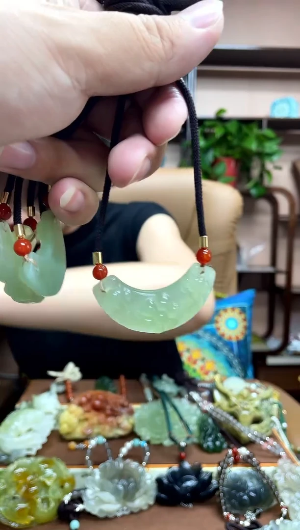 未镶嵌岫玉颈饰多样性发货发其中之一