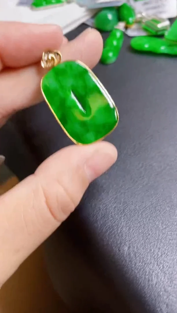 翡翠18K金镶嵌颈饰吊坠