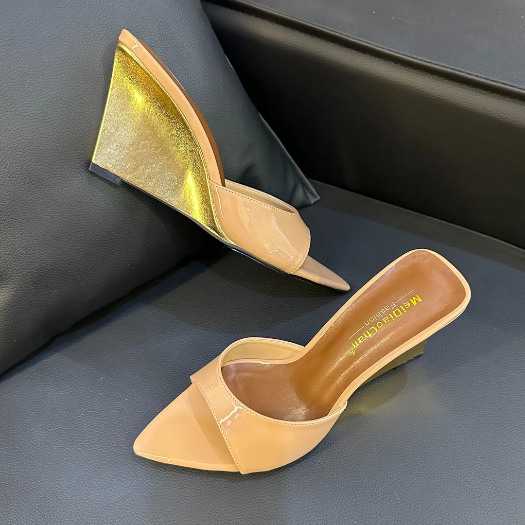 金色坡跟凉鞋2025夏季新款性感时尚尖头裸色漆皮外穿舒适高跟拖鞋