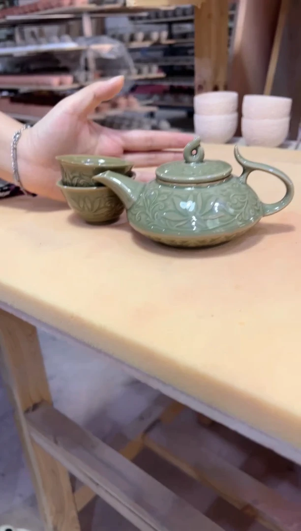 微瑕耀州窑莲纹虚遍壶+莲纹小杯2只