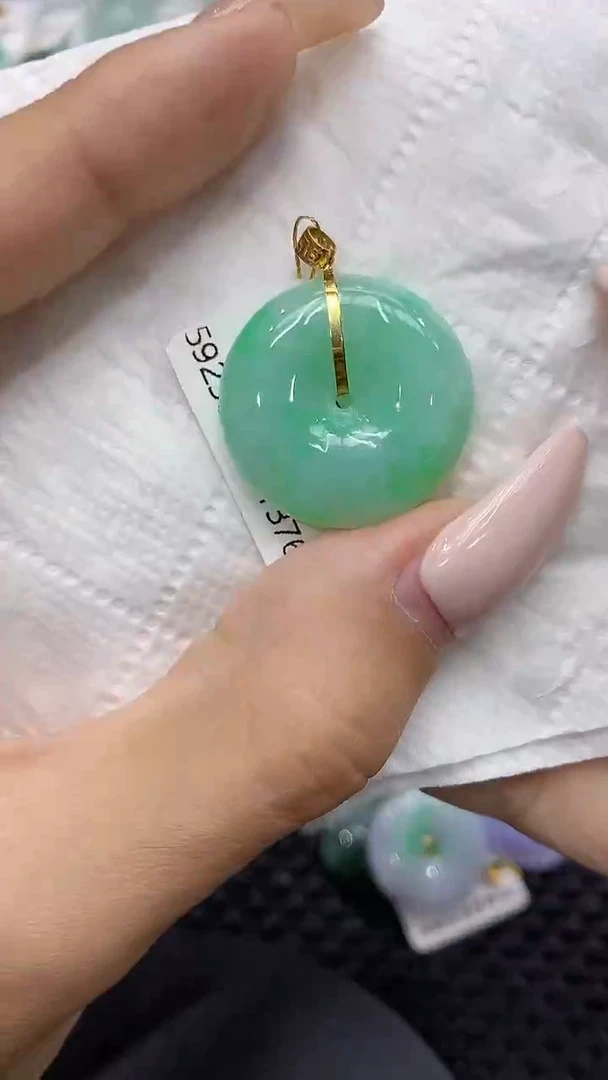 颈饰18K金镶嵌翡翠111111111111