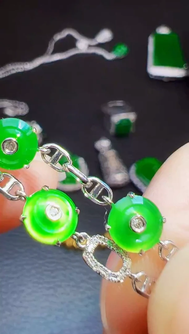 颈饰18K金镶嵌翡翠妮****娃翡翠