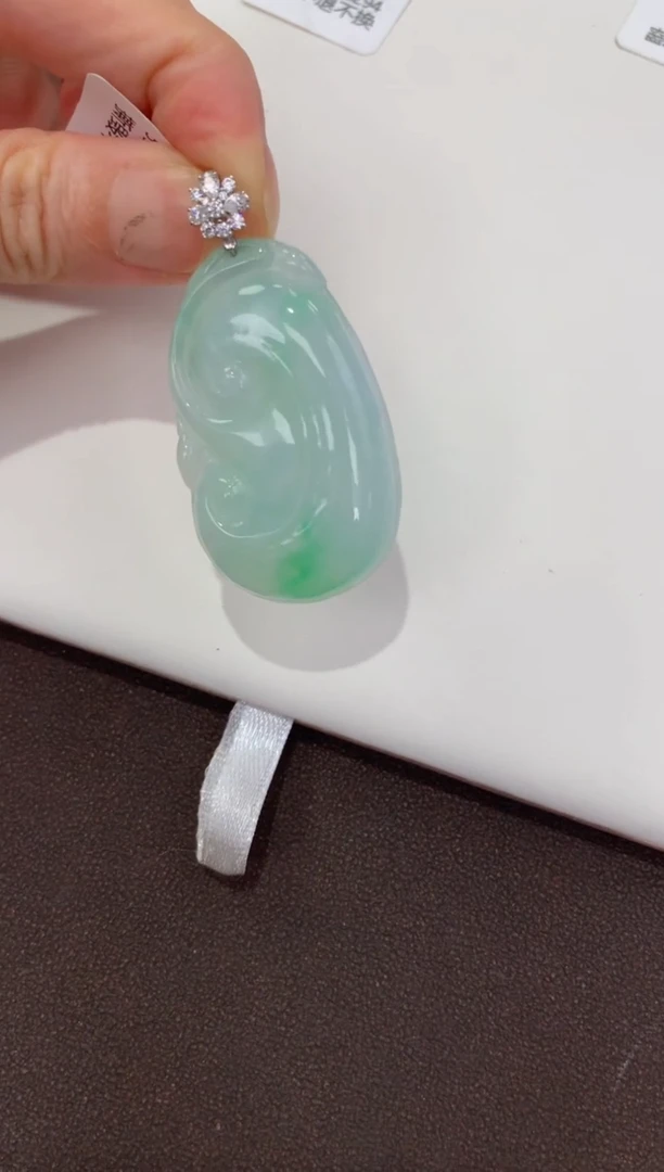 翡翠18K金镶嵌颈饰天然缅甸a货翡翠