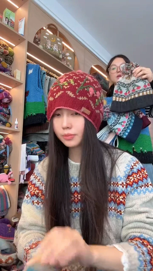 羊毛红色丸子帽