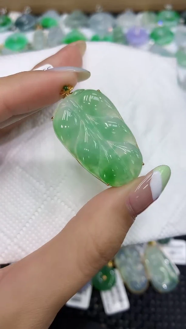 翡翠18K金镶嵌颈饰111111111111