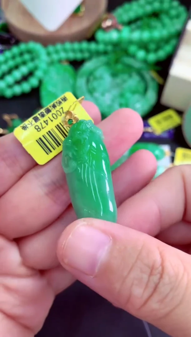 颈饰未镶嵌翡翠挂件