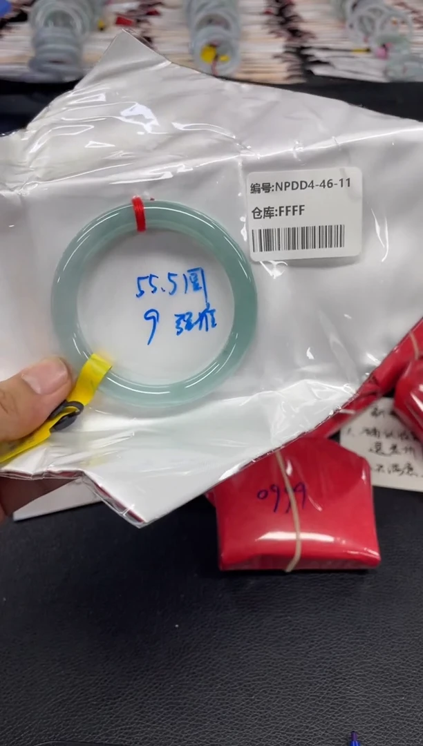 翡翠手镯未镶嵌翡翠手镯