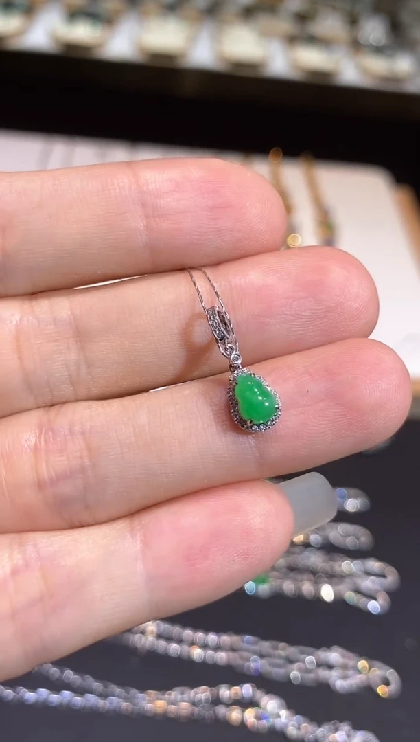 翡翠18K金镶嵌颈饰吊坠