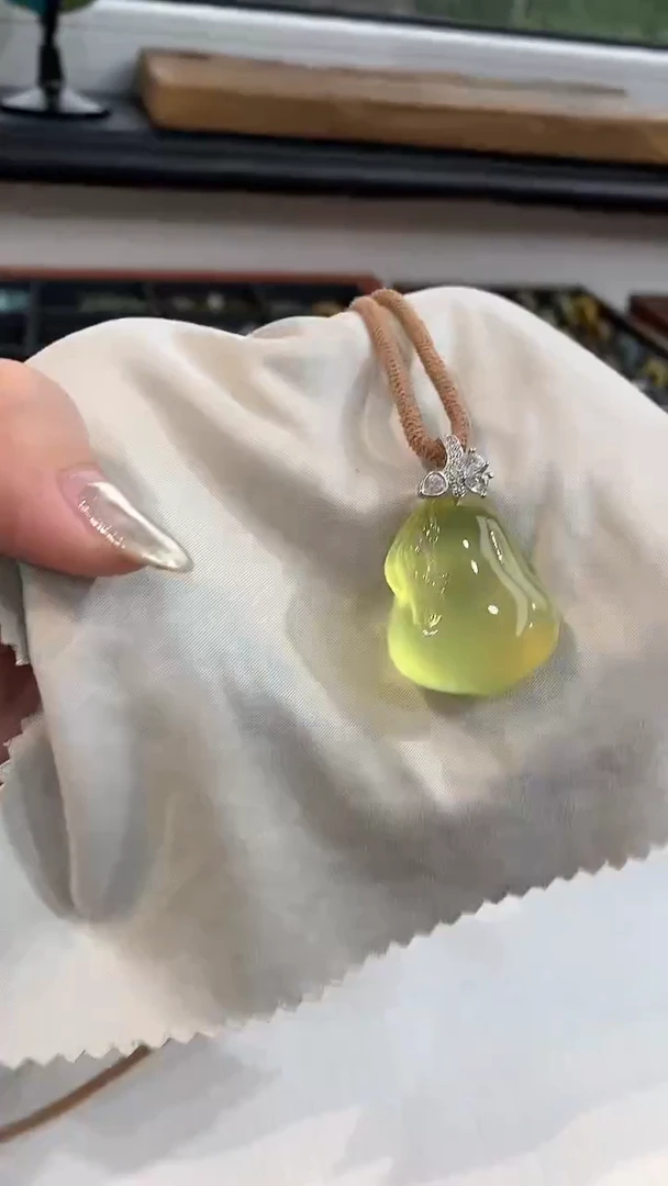 蛇纹石玉未镶嵌颈饰吊坠