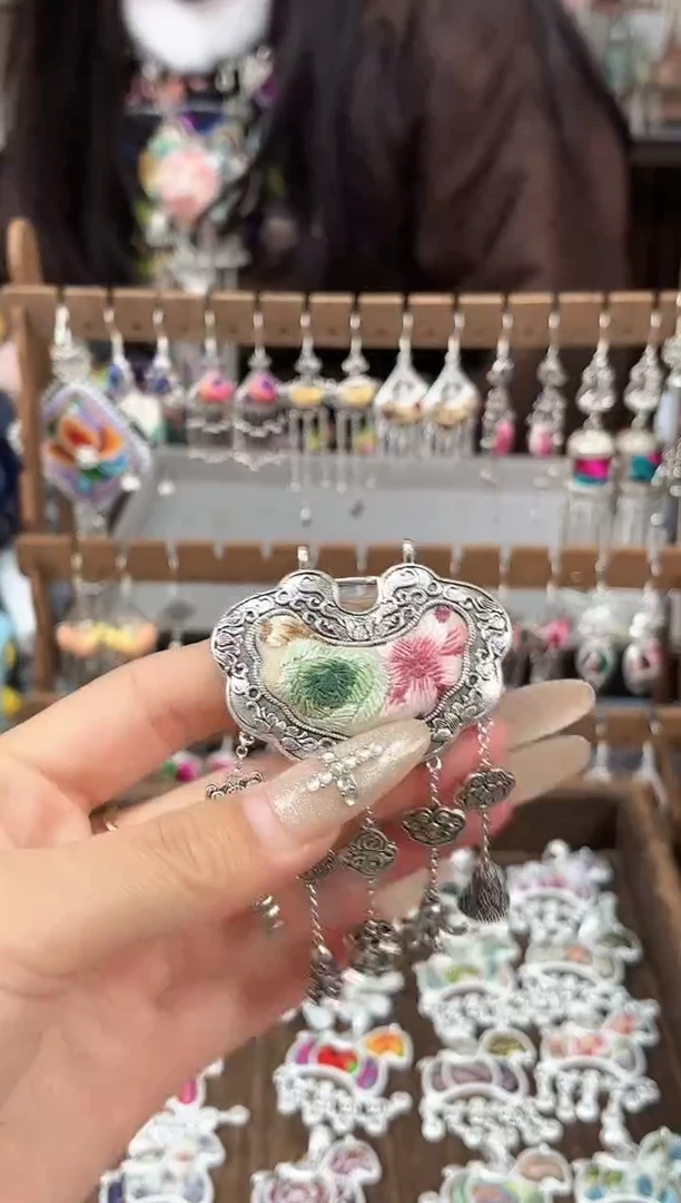 织绣民族风非遗老绣饰品383