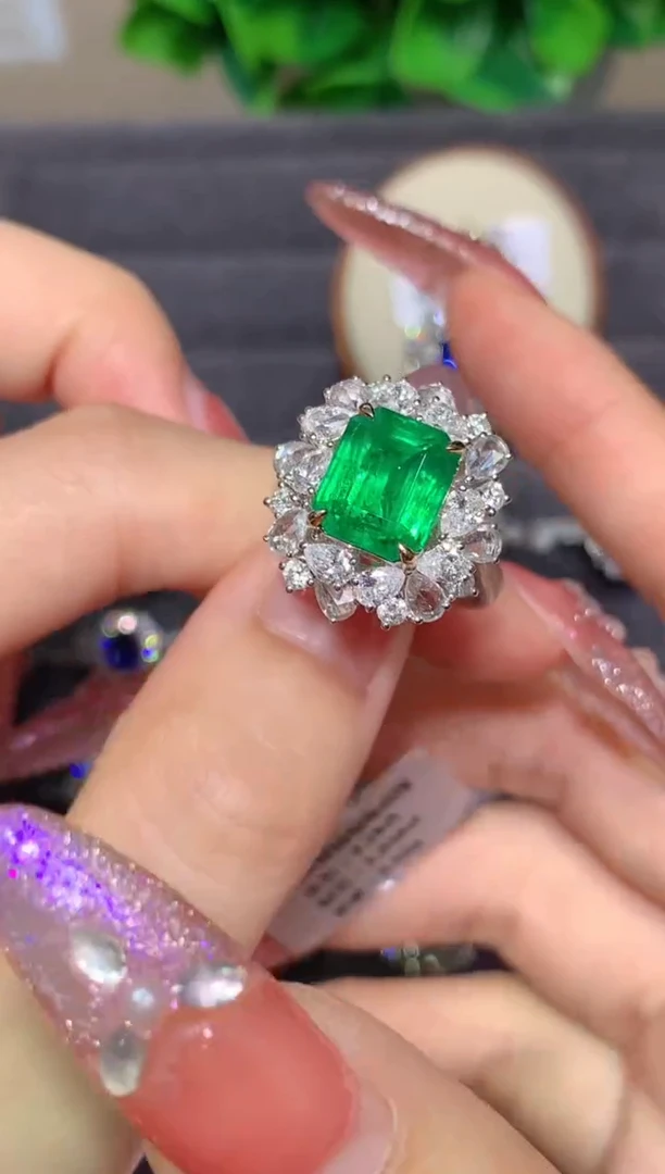 18K金镶嵌戒指祖母绿3.29CT