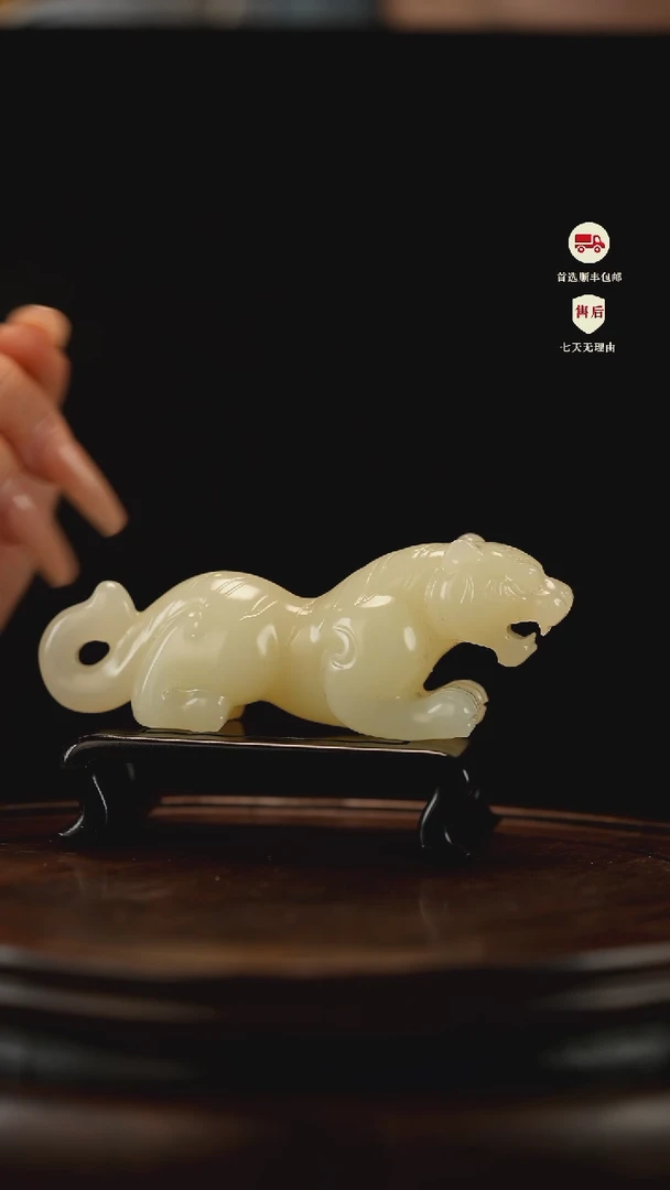 云南石竹叶青雕刻：伏虎手把件摆件镇尺