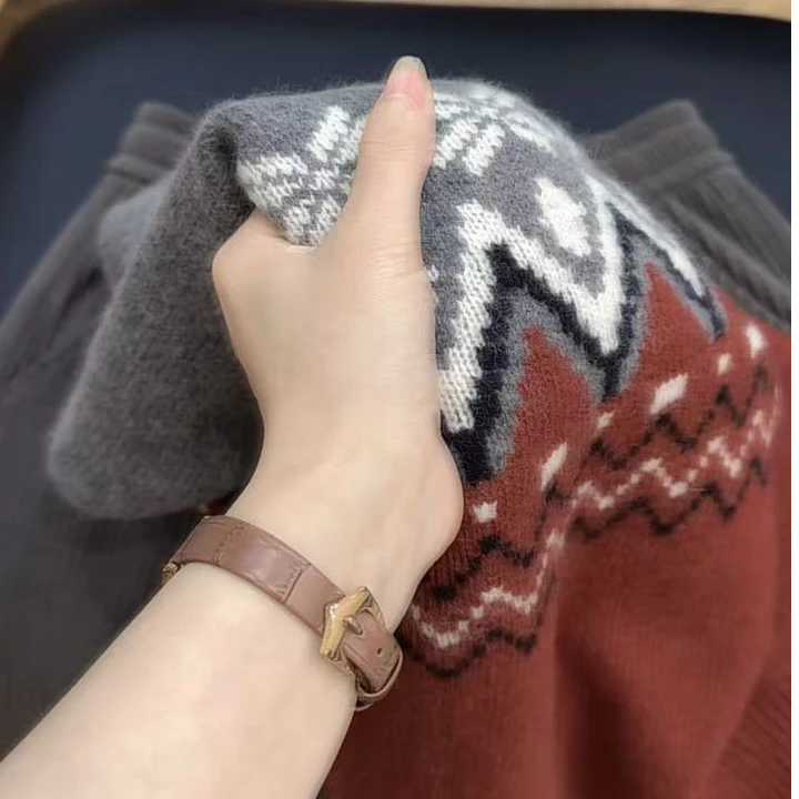 七言家 波浪灰红提花加厚套头毛衣