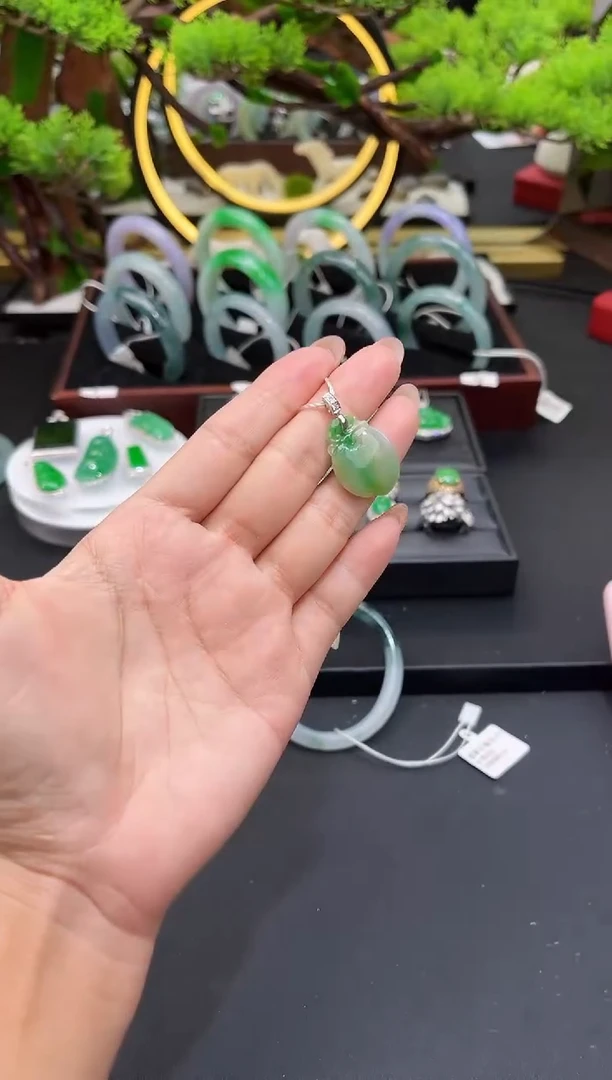 颈饰18K金镶嵌翡翠吊坠