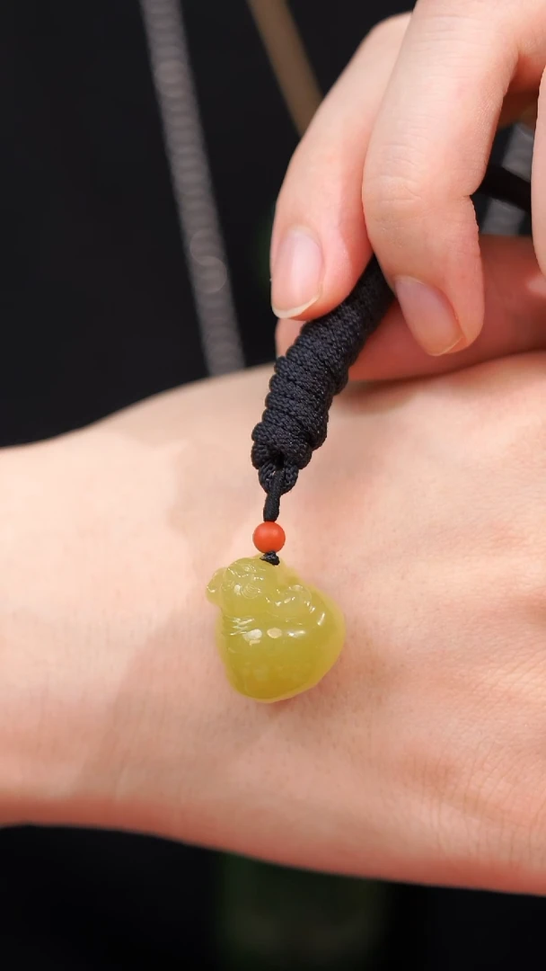 颈饰未镶嵌和田玉黄口小猪吊坠 LM09