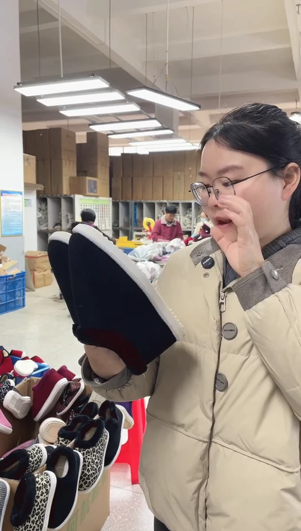 瑕疵：5-1黑色毛圈棉鞋41码