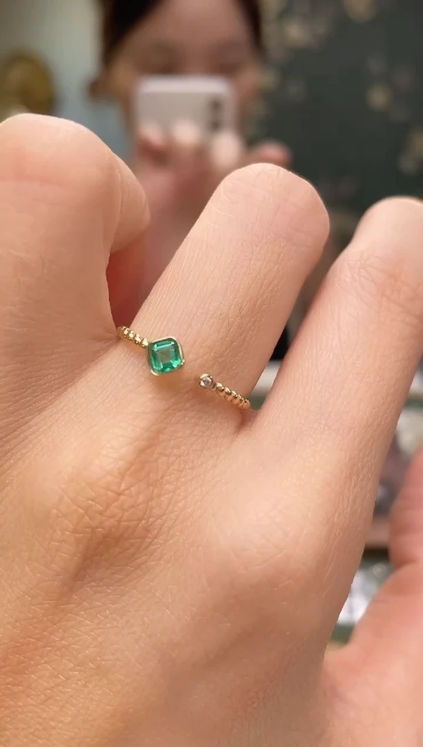 18K金镶嵌戒指祖母绿哥伦比亚主石：0.21ct