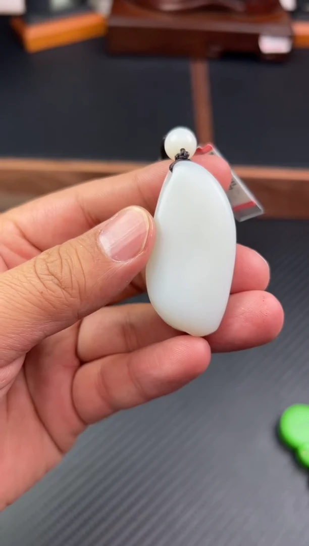 【闪购商品】和田玉吊坠(赠链)未镶嵌且末微色差米达